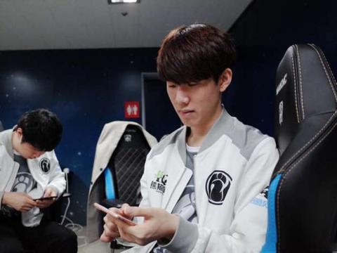 EDG赛训返图：Uzi站在Maokai身后认真听复盘